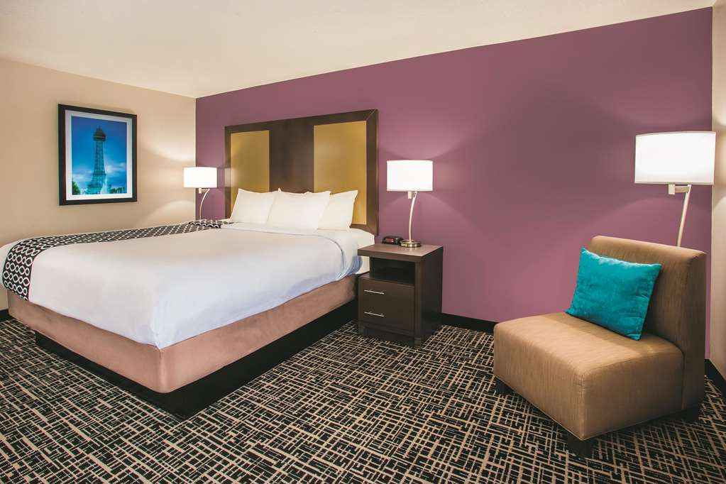 La Quinta Inn & Suites by Wyndham Cincinnati NE Mason - photo 25