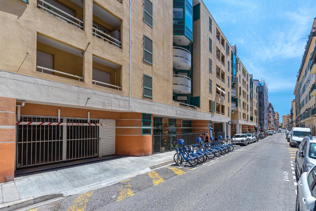 Amazing 3 Bdrs and Garden Place du Pin Parking in Nice, France