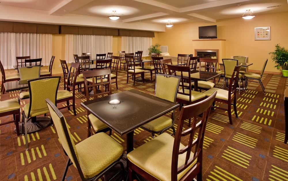 Holiday Inn Express Hotel & Stes Kansas City Sports Complex by IHG - photo 40