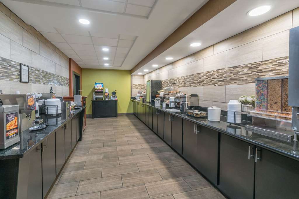 La Quinta Inn & Suites by Wyndham Clarksville - photo 27