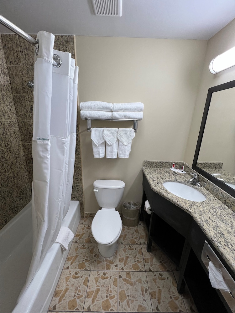 Travelodge by Wyndham Ozone Park - photo 25