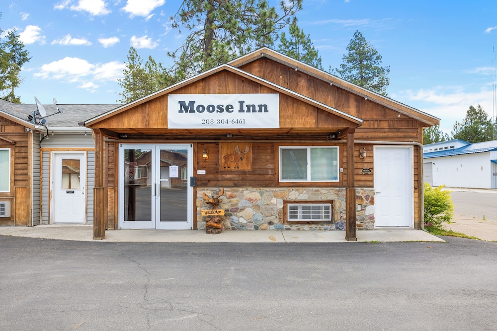 Moose Inn - carbon neutral hotel in Spirit Lake