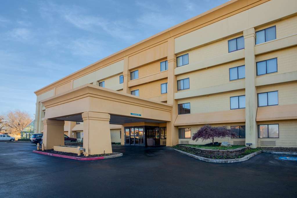 La Quinta Inn & Suites by Wyndham Springdale - photo 3