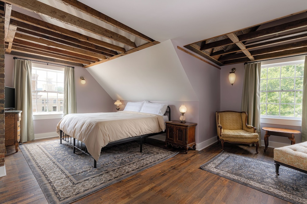 The NuWray Hotel & Carriage House - photo 25
