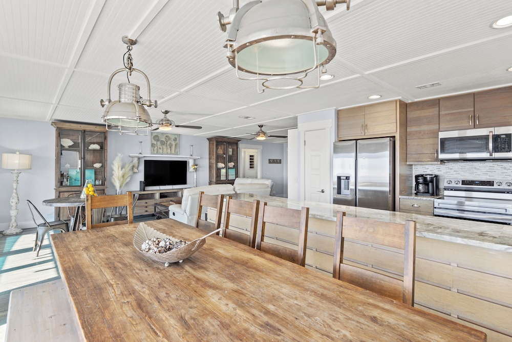Luxury Gulf Front Property Directly on the Beach Sleeps 15 - photo 14