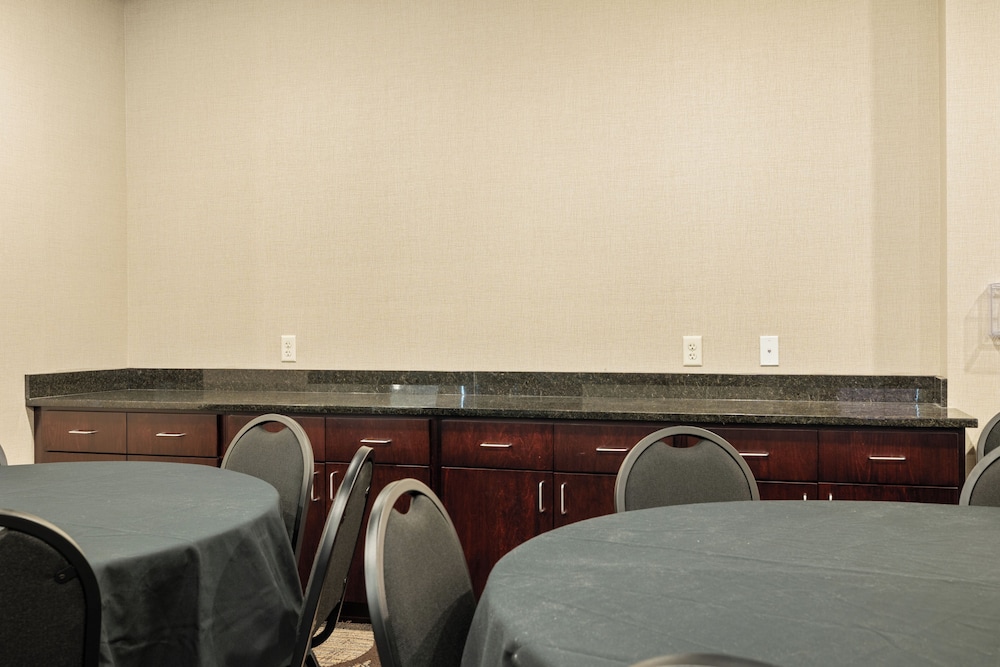 Cobblestone Hotel & Suites Alpine - photo 42