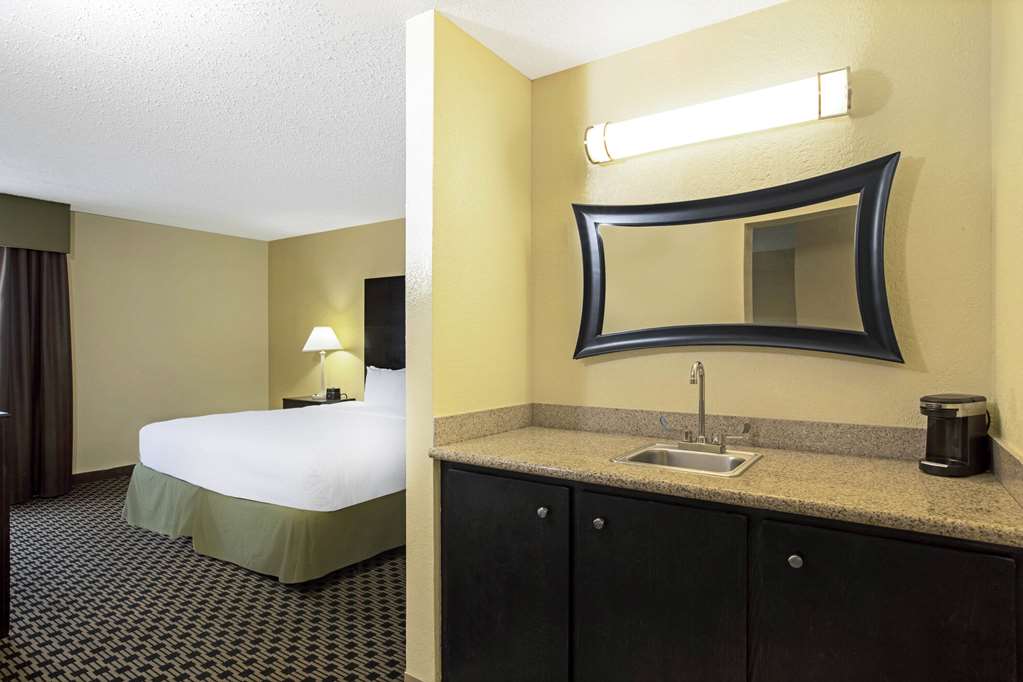 La Quinta Inn & Suites by Wyndham Salina - photo 46