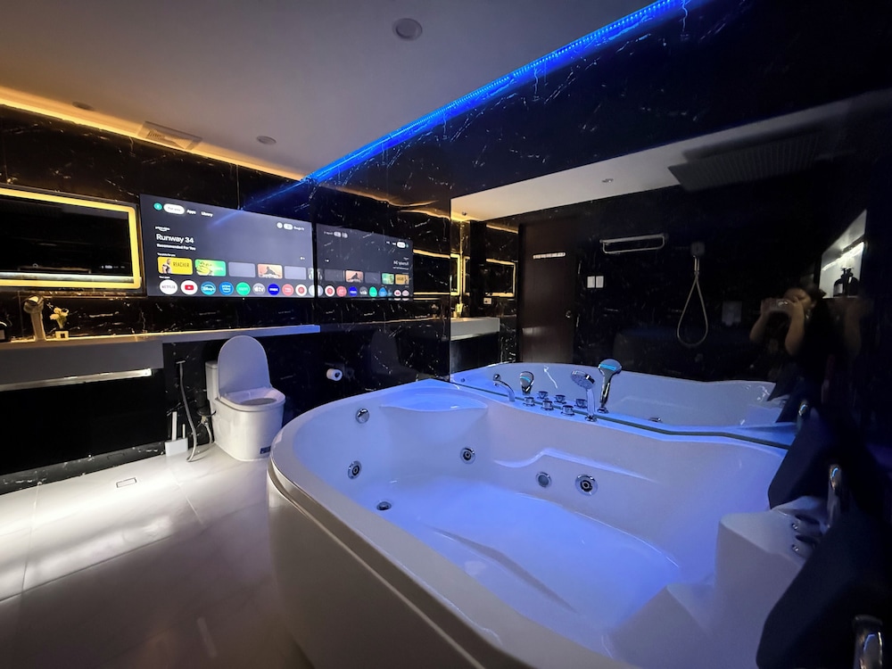 Kandi Suites 2BR with private Jacuzzi 500 Mbps internet — 4-Star Luxury Hotel in Angeles City, Philippines