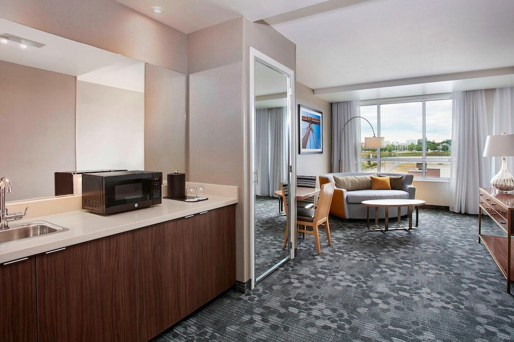Courtyard by Marriott Erie Bayfront - photo 22