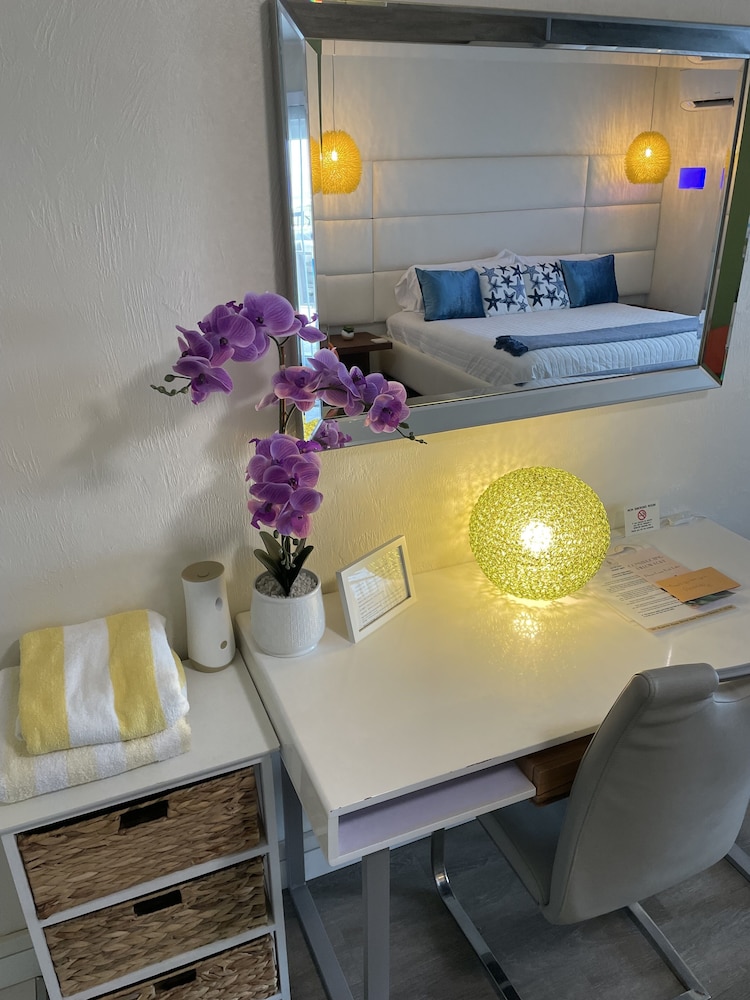 The Salty Mermaid Oceanfront Hotel - photo 7