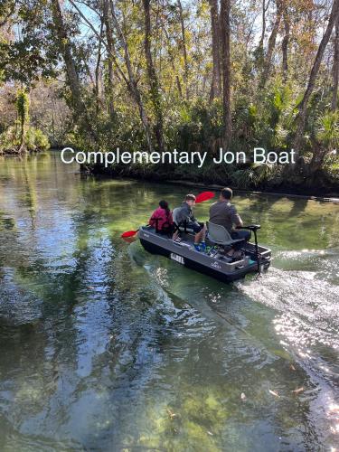 Main River Retreat hot tub canoe with trolling motor — hotel in Spring Hill