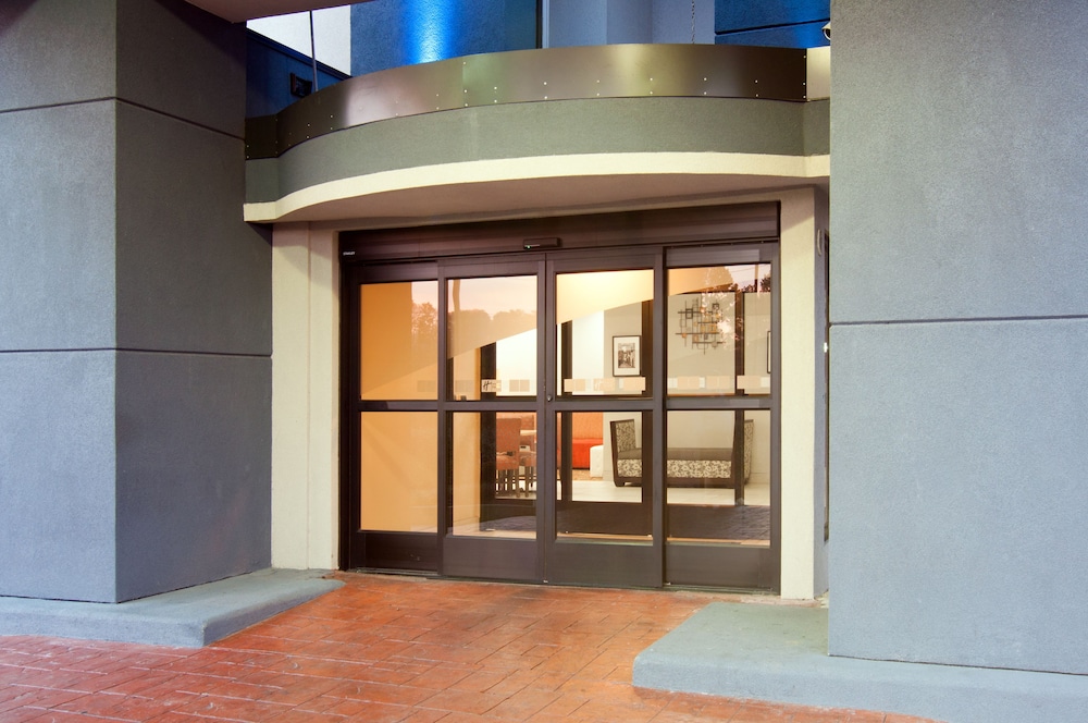 Holiday Inn Express Hotel & Suites Spence Lane by IHG - photo 28