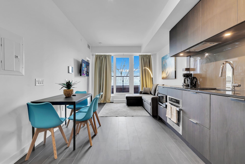 Modern suite steps to port credit Go — 4-Star Luxury Hotel in Mississauga, Canada