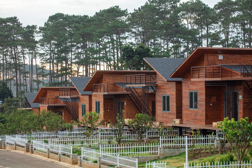 The Tropicana B'la Village Hotel — hotel in Pac Miau