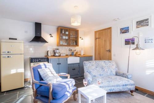 Bijou Coastal Apartment in Polperro With Hot Tub Onsite Parking 5 min Downhill Walk To Village — 4-Star Luxury Hotel in Polperro, United Kingdom