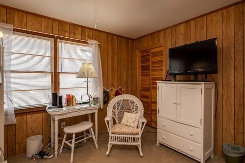 Beaching & Griping by Oak Island Accommodations - photo 4