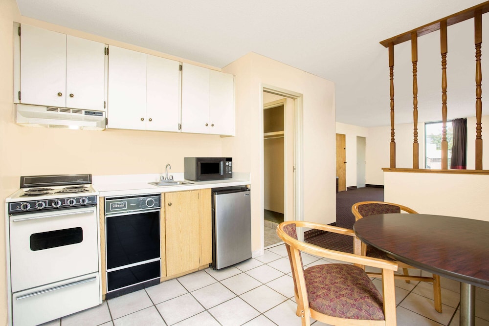 Days Inn by Wyndham Easley Greenville Clemson Area - photo 21