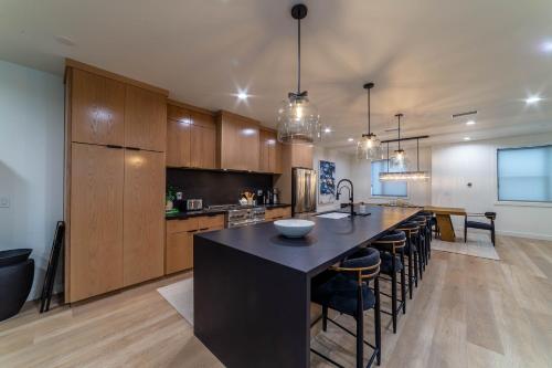 Spectacular New 4BR Townhome: Garage Jacuzzi BBQ in Mammoth Lakes, United States