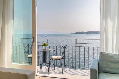 Luxury Lake View Apartments — 4-Star Luxury Hotel in Salo, Italy