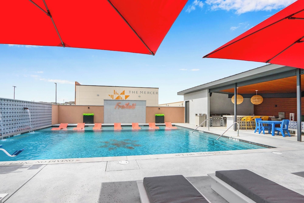 Relax in a Luxe Resort style Condo - photo 16