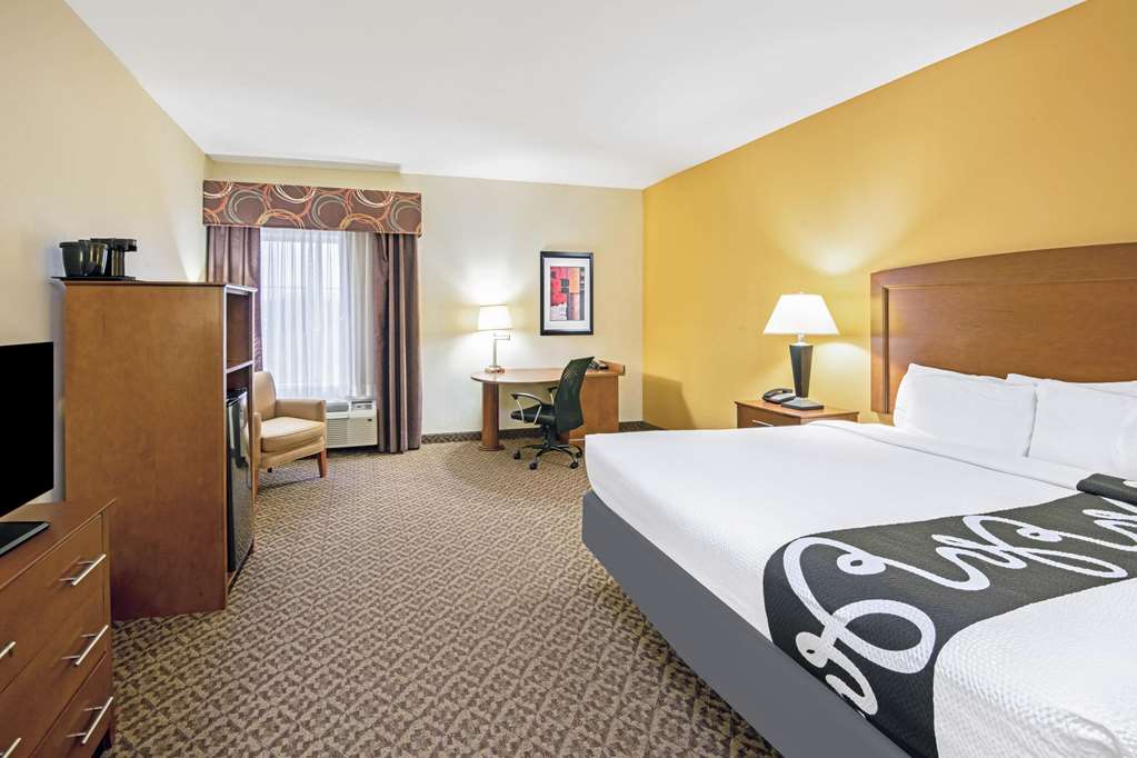 La Quinta Inn & Suites by Wyndham Lawton Fort Sill - photo 17
