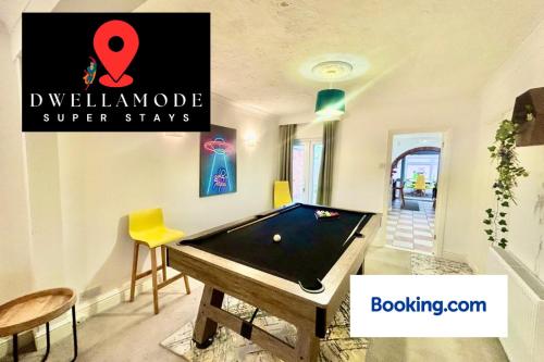 6 Bedroom House DISC0UNTS Pool Table Parking Contractors Group Family — 4-Star Luxury Hotel in Colchester, United Kingdom