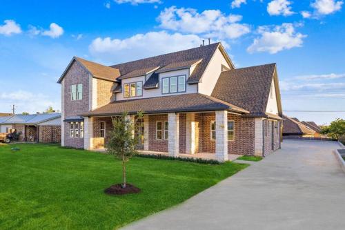 Lakeview Oasis Home with Spa — 4-Star Luxury Hotel in Lakewood, United States