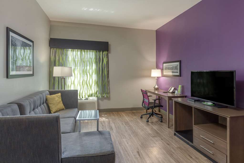 La Quinta Inn & Suites by Wyndham Visalia Sequoia Gateway - photo 21
