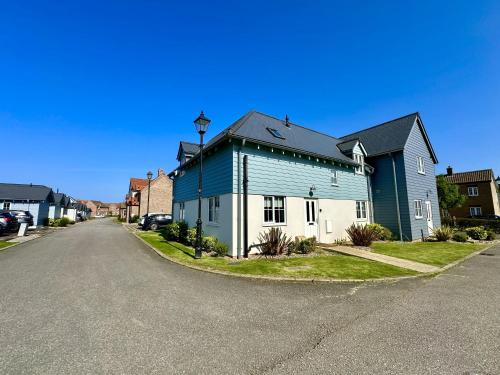 Aubergine Cottage Part of the The Bay Filey Holiday Village with pool gym and direct beach access pub restaurant tennis and meadows walks — 4-Star Luxury Hotel in Filey, United Kingdom