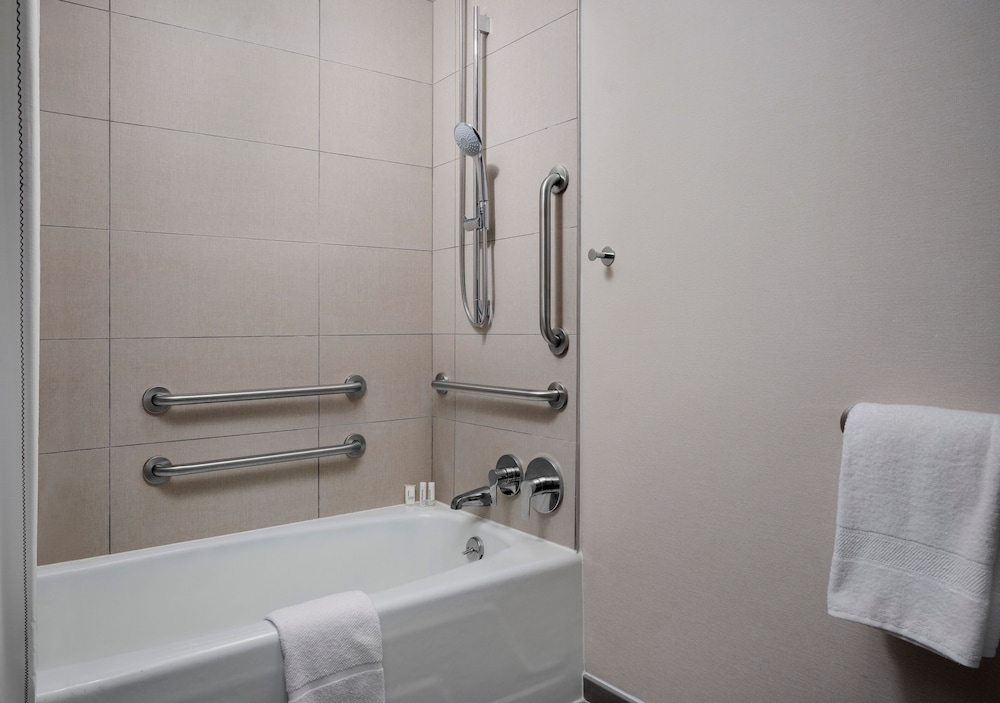 Sheraton Grand Rapids Airport Hotel - photo 5