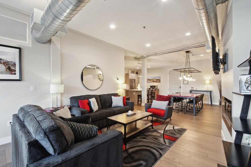Graffiti & Skyline RiNo Art Lofts — 4-Star Luxury Hotel in Denver, United States