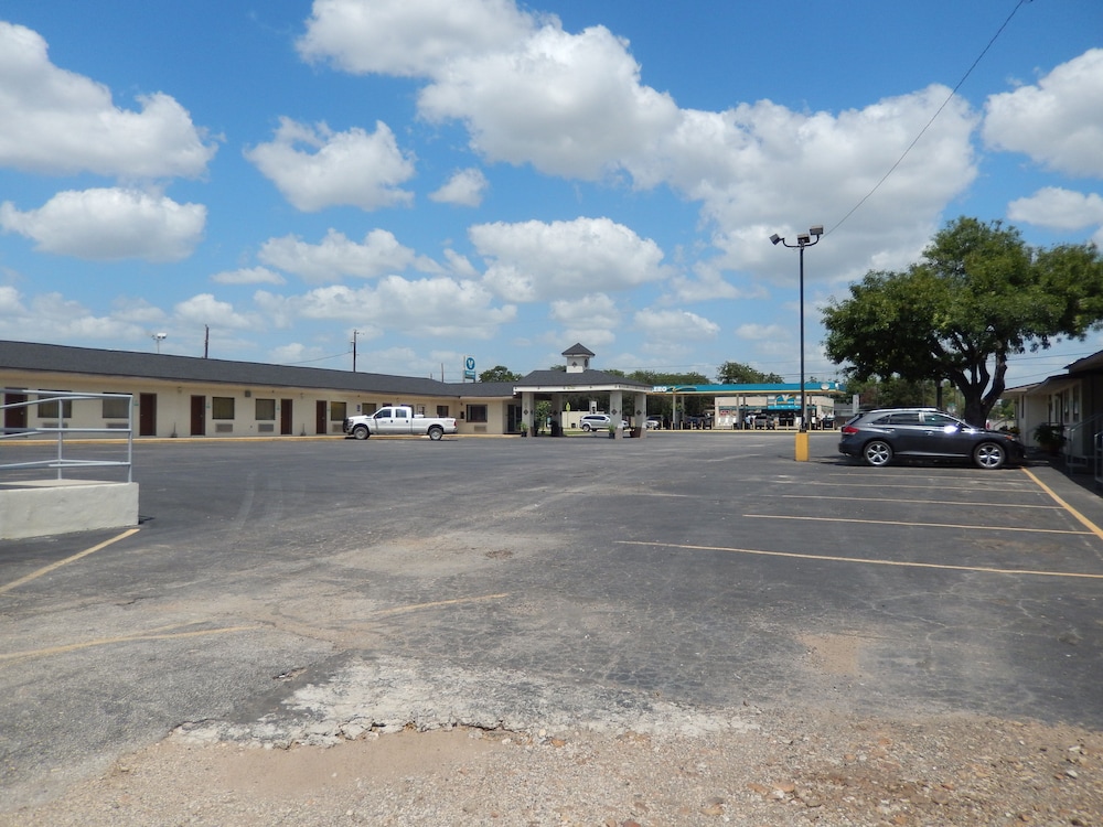 Pearsall Executive Inn - photo 28