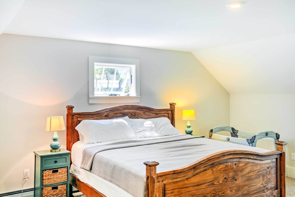 Pet Friendly House with Deck 10 Mi to Stowe Mtn — 4-Star Luxury Hotel in Stowe, United States