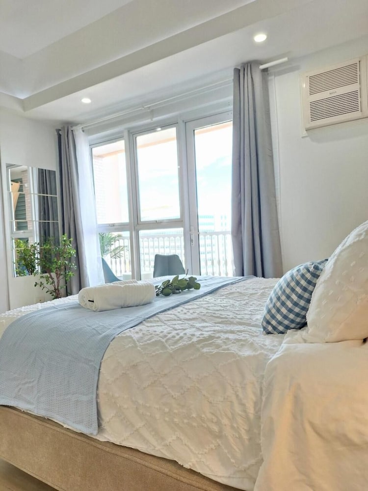 Luxury Coastal Suite Grand Canal view — 4-Star Luxury Hotel in Manila, Philippines