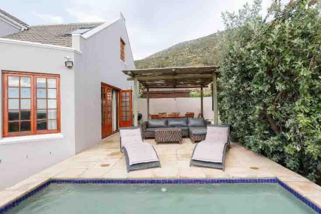 Luxurious Peaceful Mountain Retreat Heated Pool — 4-Star Luxury Hotel in Cape Town, South Africa