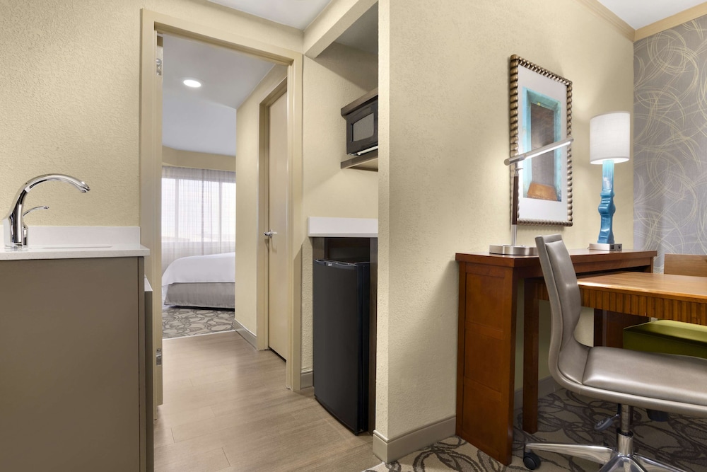 Embassy Suites by Hilton San Antonio Airport - photo 25