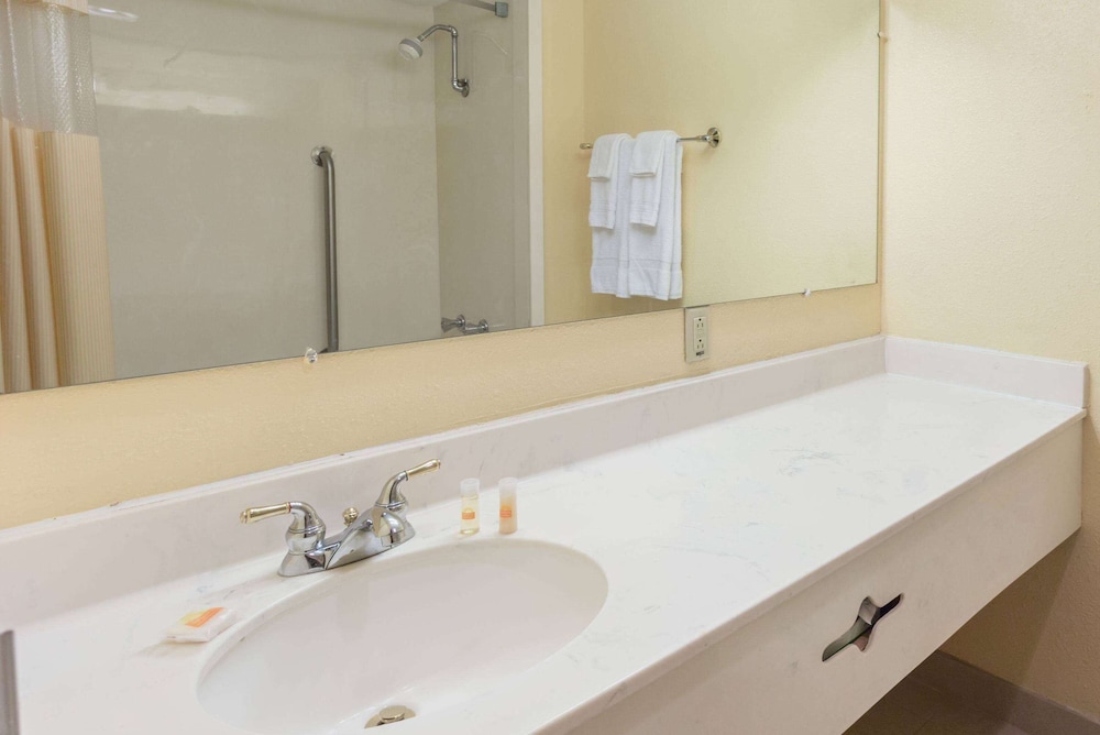 Days Hotel & Conference Center by Wyndham Danville - photo 25