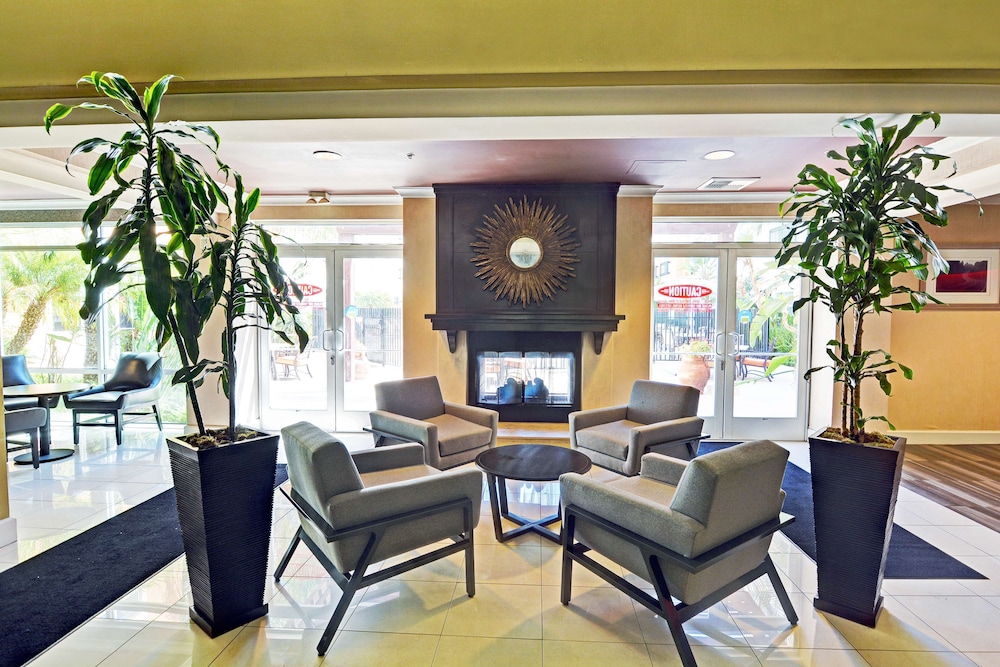 Embassy Suites by Hilton Valencia - photo 3