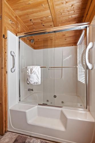 SunnySierra Cabin — 4-Star Luxury Hotel in Sevierville, United States