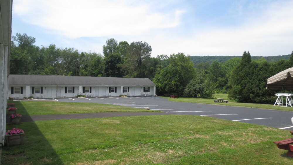 The Villager Motel - photo 36