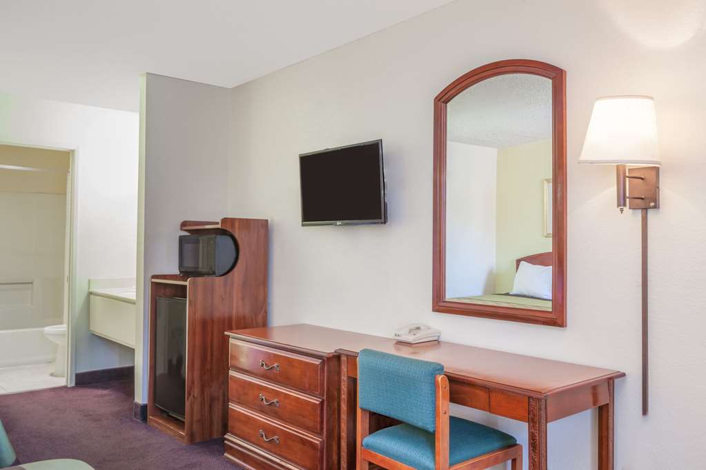 Super 8 by Wyndham Bakersfield Central - photo 14