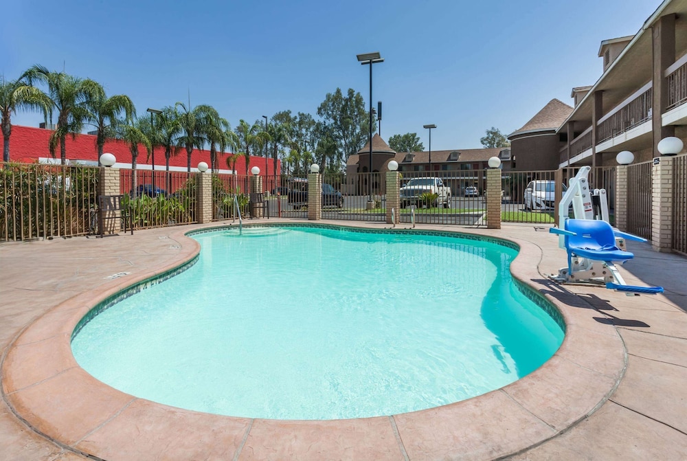 Super 8 by Wyndham Bakersfield South CA - photo 18