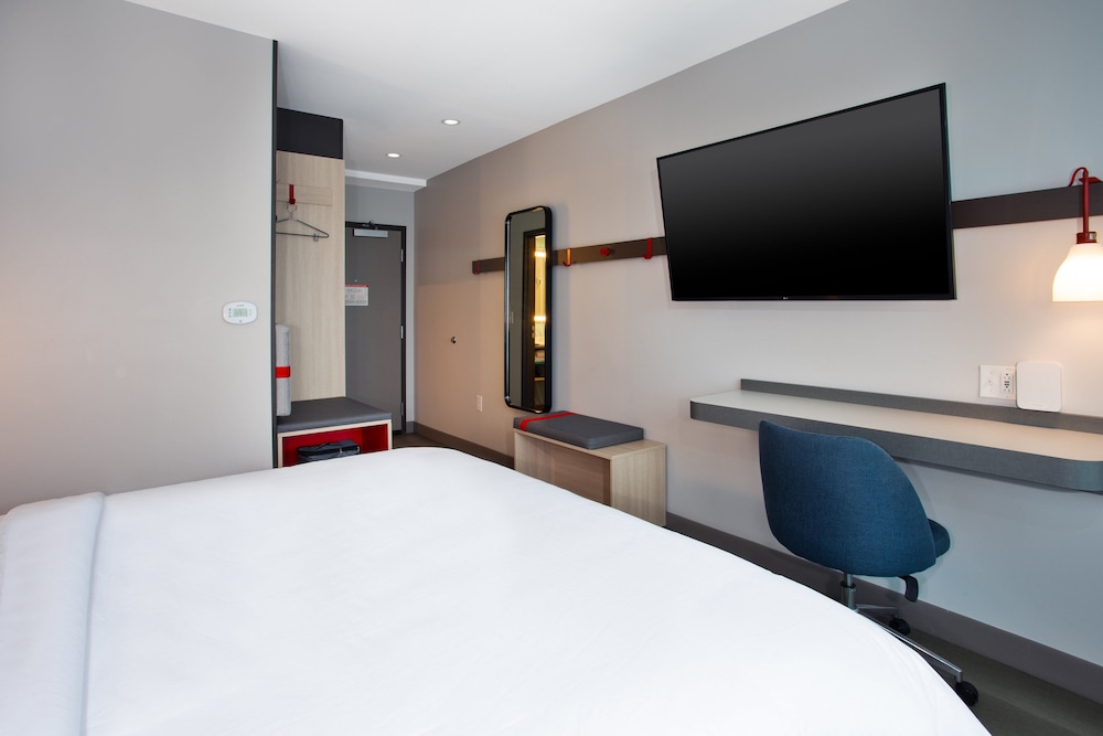 avid hotel Detroit Warren by IHG - photo 12