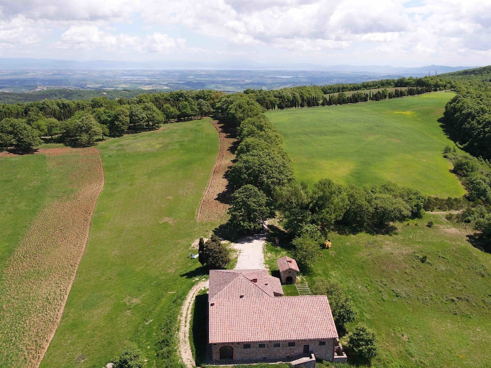 Agriturismo I Poderi — 4-Star Luxury Hotel in Chianciano Terme, Italy