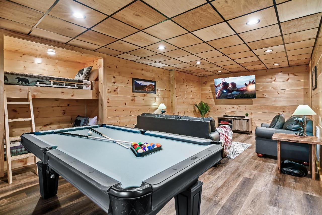 Mountains r Calling Cozy Hideaway King Beds Hot Tub Arcade EV Ready in Pigeon Forge, United States