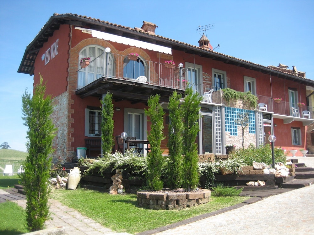 Red Wine Guest House — 4-Star Luxury Hotel in La Morra, Italy