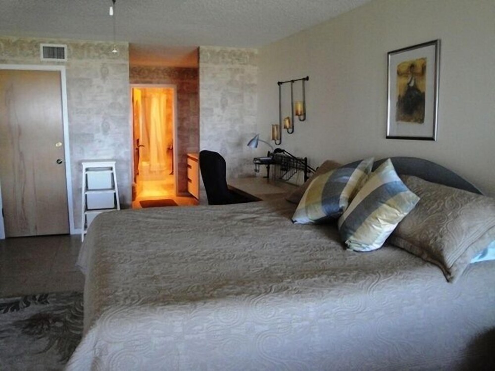 Hibiscus Oceanfront Resort - photo 6