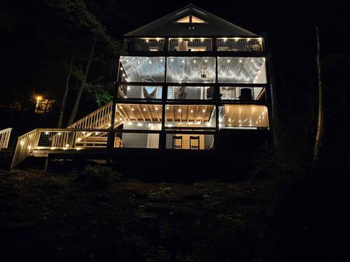 Cozy Mountain Chalet With Hot Tub Outdoor Movie Screen And Fire Place — 4-Star Luxury Hotel in Banner Elk, United States