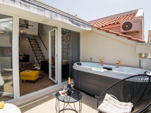 Apartment Velvet Studio Apartment with Hot Tub — 4-Star Luxury Hotel in Dubrovnik, Croatia