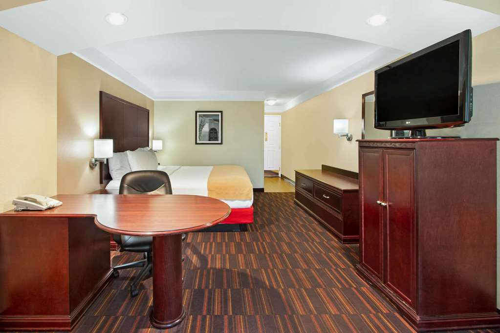 La Quinta Inn & Suites by Wyndham Albuquerque Midtown - photo 53